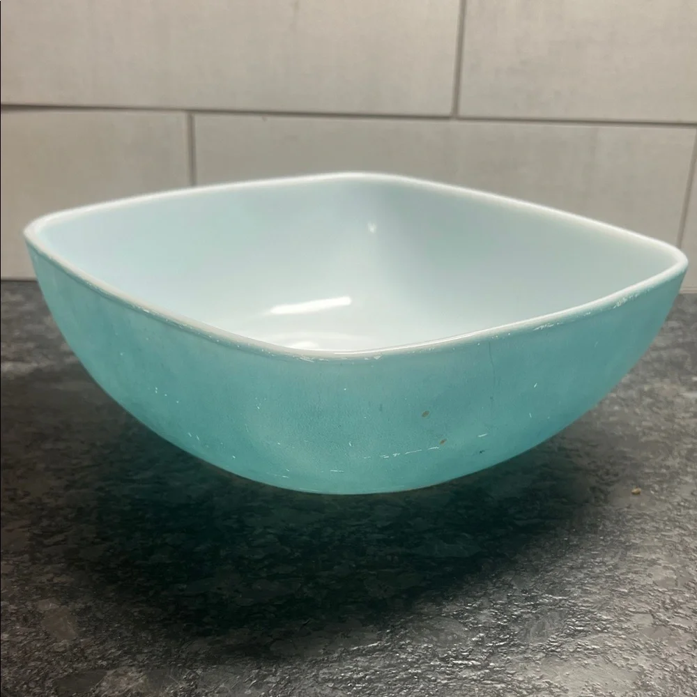 Pyrex #025 2.5 qt Square Aqua Bowl. Exc condition. No chips or cracks